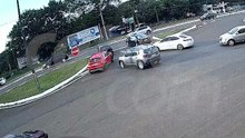 Vídeo: motorista tenta atravessar BR 277 e se envolve em batida