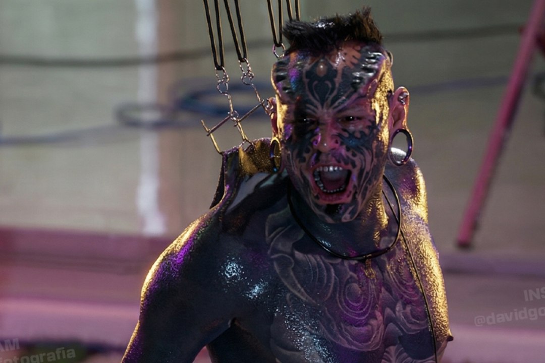 Emilio González paraliza “El Desorden de Marko” al insertar ganchos de metal en su piel