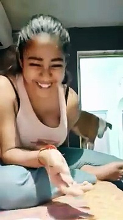 Kabhi kabhi please Meri video b dake Lia kro Meri step mom ki to daikta ho