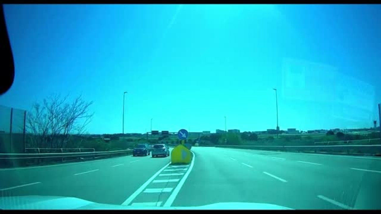 Auto contromano sulla strada per l'aeroporto: paura sulla statale. Il video choc