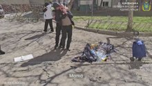 Un hombre llora la muerte de su madre tras un ataque ruso en jersón, Ucrania