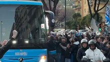 Il pullman del Napoli è arrivato al Maradona! Accoglienza caldissima dei tifosi VIDEO