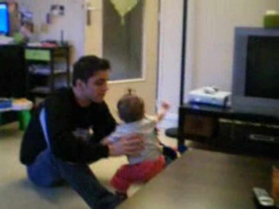 Chloé se jette sur papa