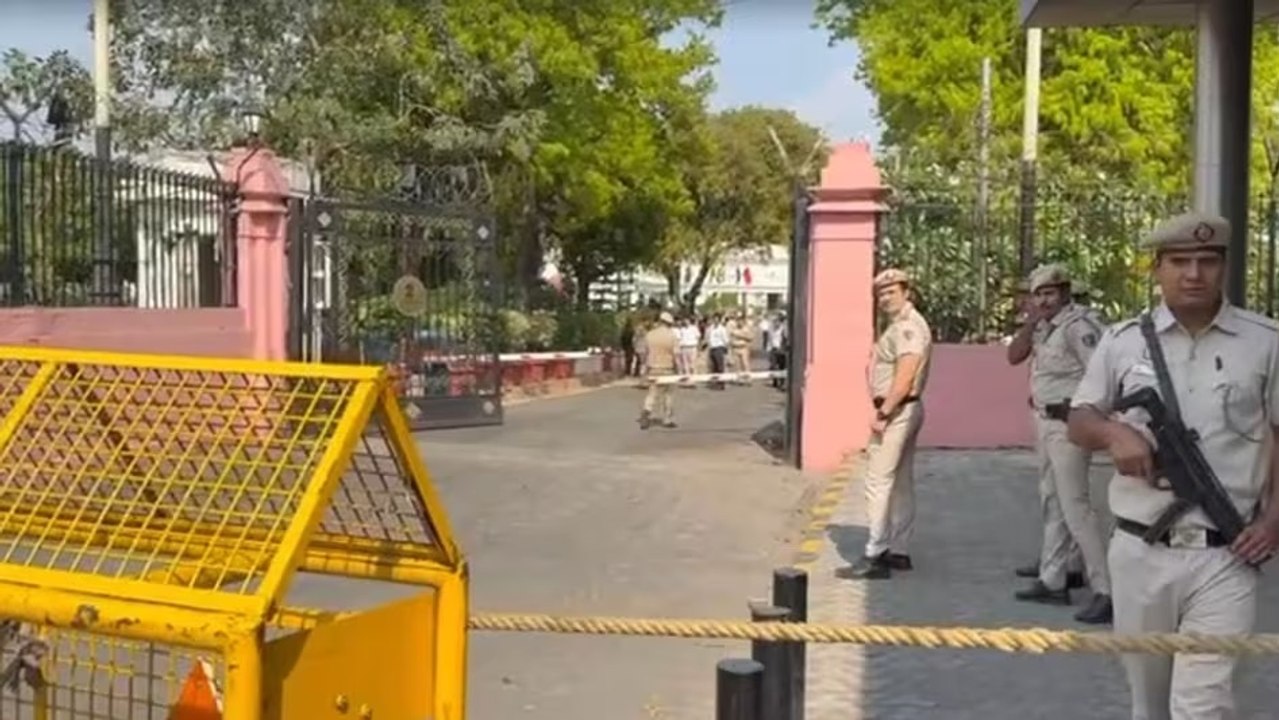 द‍िल्ली व‍िधानसभा की सुरक्षा में सेंध, गेट तोड़क...
