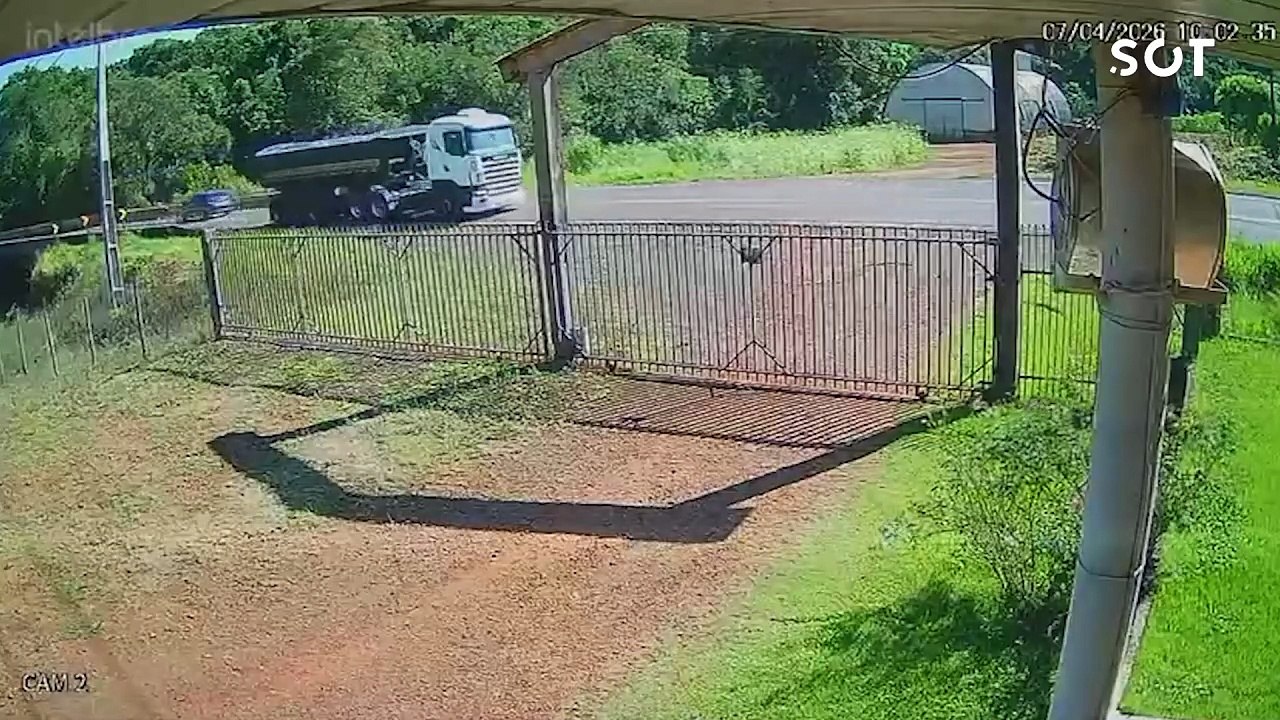 Jovem perde controle da direção e capota carro na PR-180 em Cascavel; acidente foi registrado por câmera