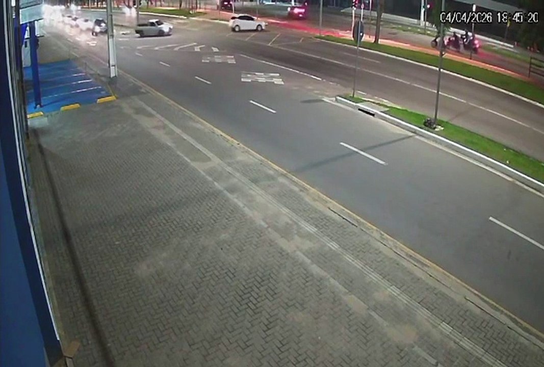 Vídeo: Câmeras flagram momento em que motociclista é arremessado após colisão com carro em Maceió
