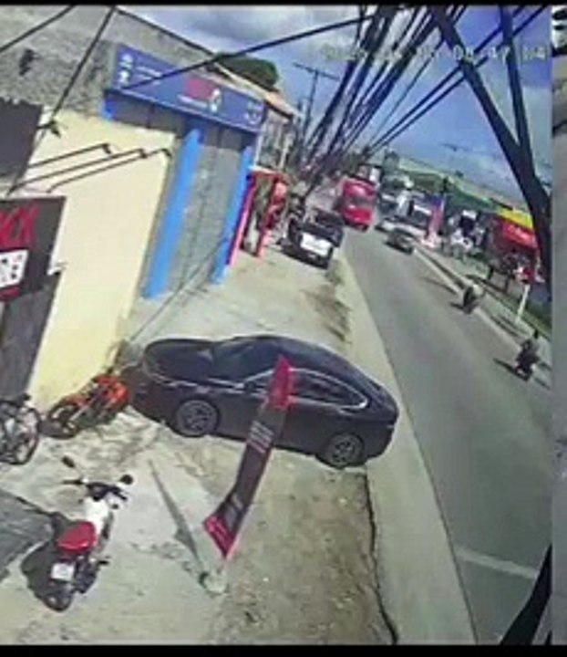 Vídeo: Motociclista vai parar embaixo de caminhão após colisão em Penedo