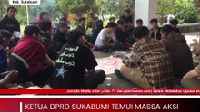 Aksi Damai digelar oleh kelompok masyarakat yang tergabung dalam Garda Aliansi Kaum Muda Sukabumi Melawan, di depan Gedung DPRD Kabupaten Sukabumi, Senin, 6 April 2026.  Aksi ini dilakukan sebagai bentuk kritik terhadap dugaan lemahnya fungsi representasi