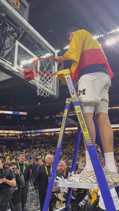 Lo que hizo Aday Mara con la bandera de España a sus hombros tras ganar el título de NCAA: gesto 100% español