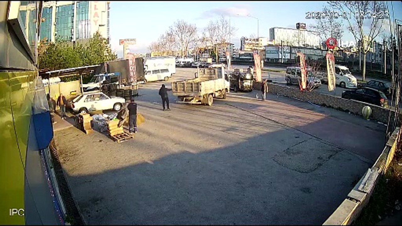 Dükkanın Önüne Duvar Ördü!