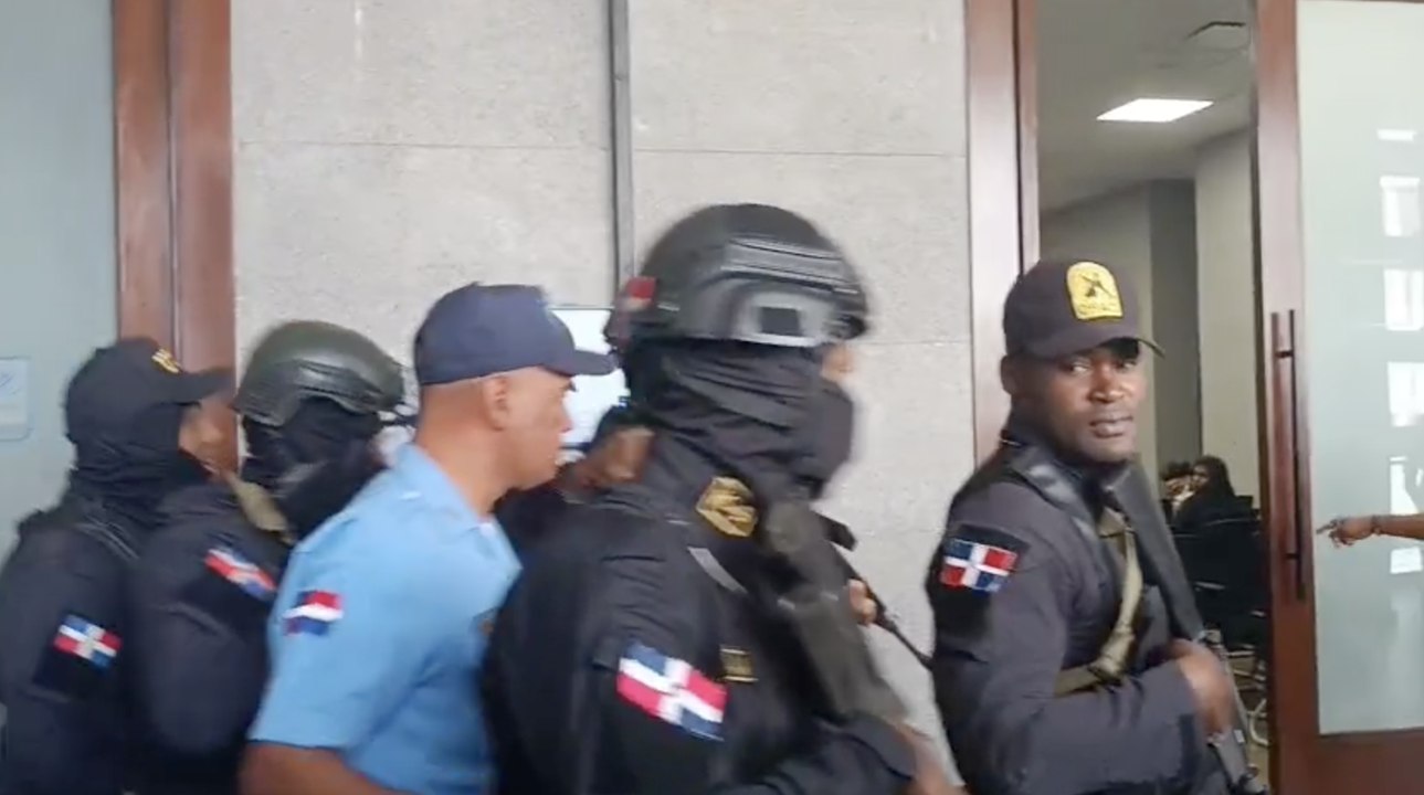 El coronel policial Fausto Madé Ramírez es trasladado al salón de audiencia en donde se le conocerá medidas de coerción