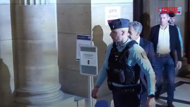 Francia, Sarkozy arriva al tribunale di Parigi insieme a Carla Bruni: Sono innocente