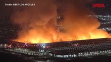 Usa, piromane appicca il fuoco dentro un magazzino in California: il gigantesco incendio visto dai cieli