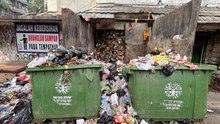 Sampah di Rusunawa Angke Tambora Menumpuk Setinggi Tembok