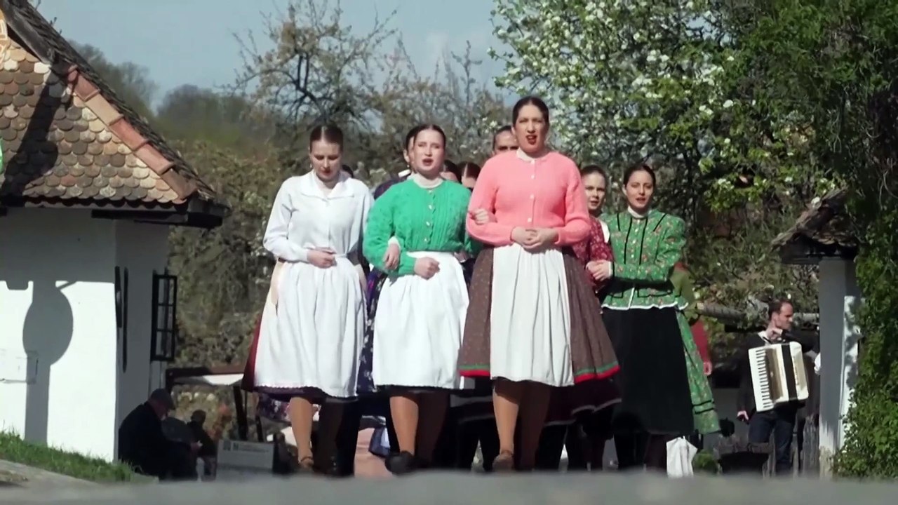 Hungria: tradição pascal molha mulheres com água em Hollókő