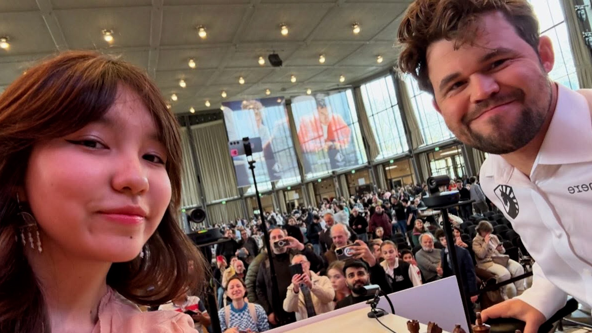Magnus Carlsen le permite un selfie a Alua Nurman y luego denuncia a la jugadora kazaja