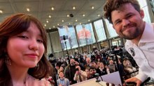 El ajedrecista Magnus Carlsen se saca un selfie con su joven rival y luego la denuncia