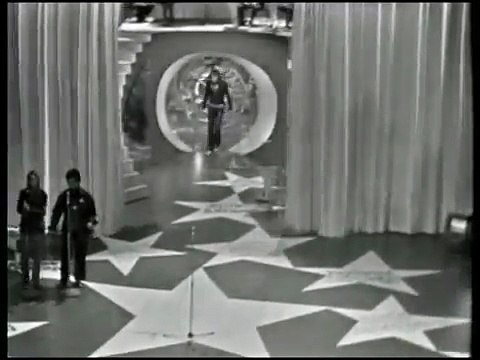 1971 - Johnny Hallyday - “Oh ! Ma Jolie Sarah” en Live dans “Les Étoiles de la Chanson” (1ère Chaîne, 29 Juin)