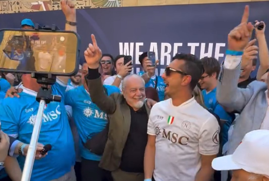 "Chi non salta Juventino è". De Laurentiis da Hollywood con dei tifosi speciali