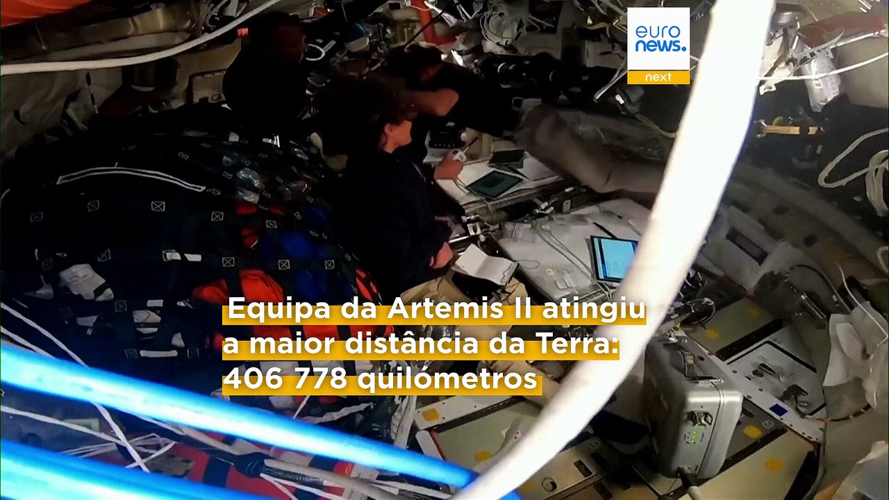 Tripulação da Artemis II regressa à Terra depois de ter batido o recorde de voo lunar