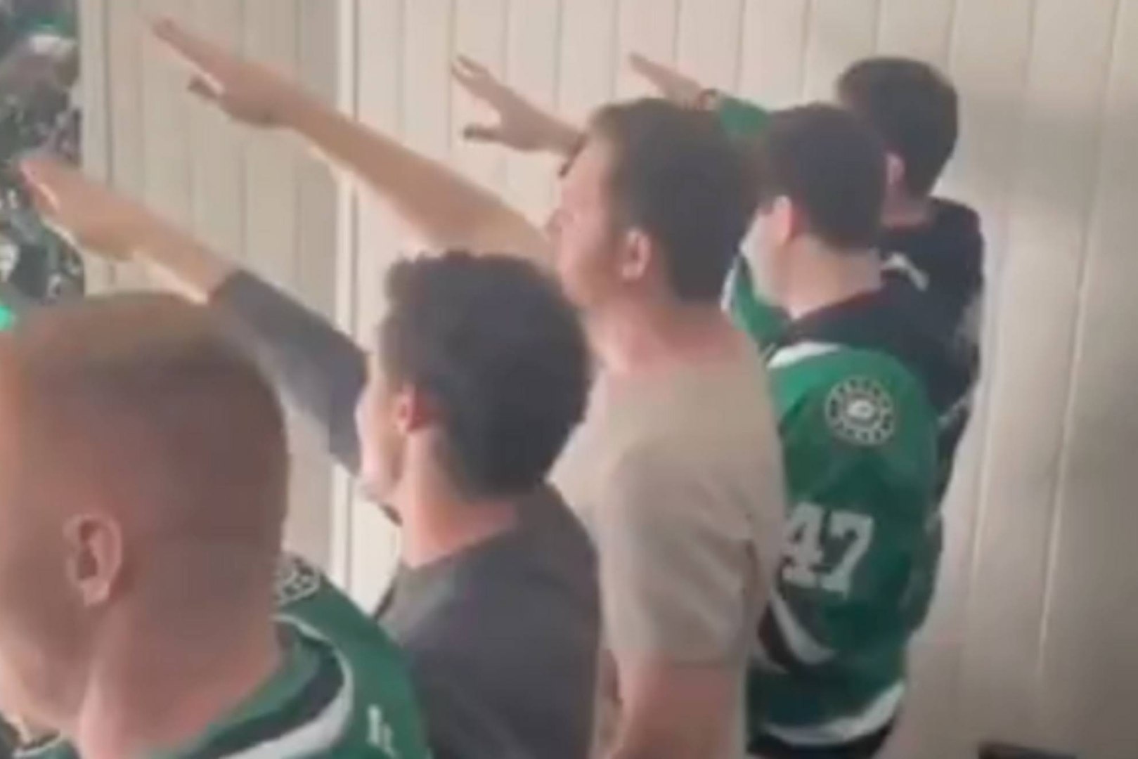 Aficionados fueron grabado haciendo el saludo nazi en un partido de la NHL