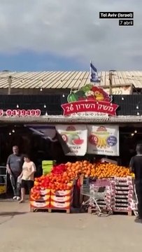 Las alarmas suenan en Tel Aviv mientras ciudadanos corren a ponerse a refugio.