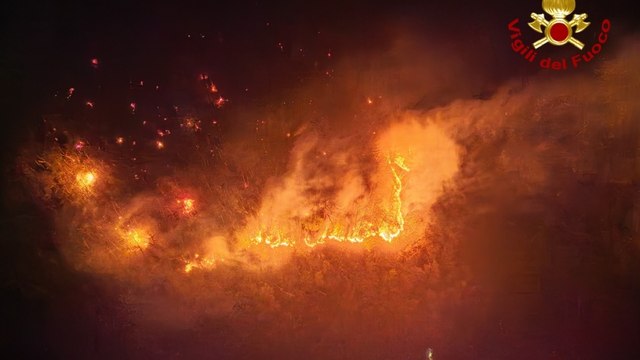 Il video dell'incendio a Biagioni, i droni sorvolano l'Appennino in provincia di Bologna: le termocamere mostrano i roghi attivi