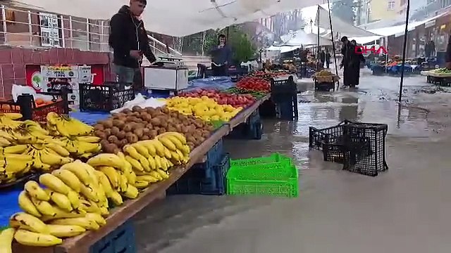 Yarım saat yetti! Sağanak yağış cadde ve sokakları göle çevirdi