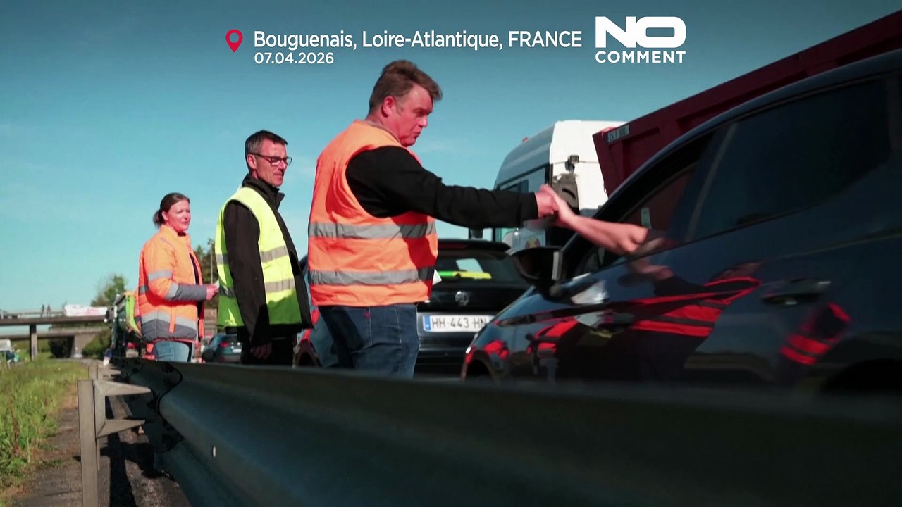 Obreros de la construcción bloquean carreteras en Francia por el alza del precio del combustible