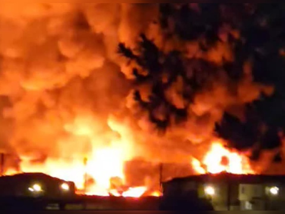 Inferno in Ontario: Lagerhaus steht in Flammen