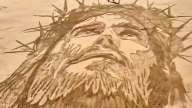 Il volto di Gesù appare sulla sabbia: l’opera che incanta i bagnanti a San Sebastián