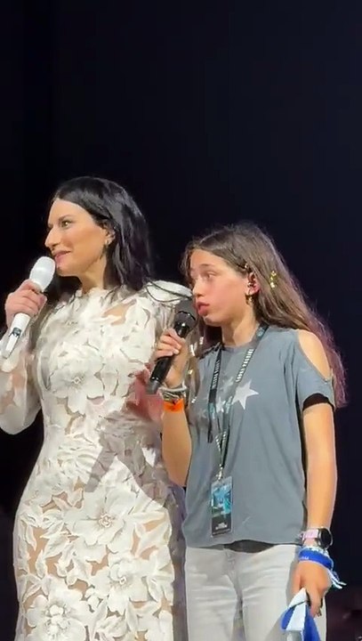 Alejandra García canta junto a Laura Pausini