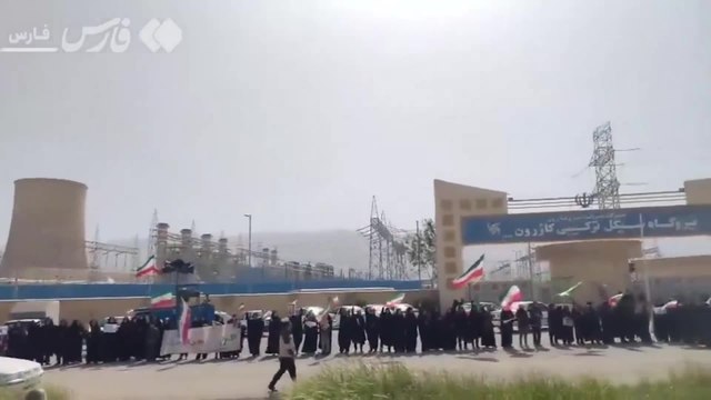Folla davanti alla centrale elettrica di Kazerun in Iran per fare da scudo umano agli attacchi Usa