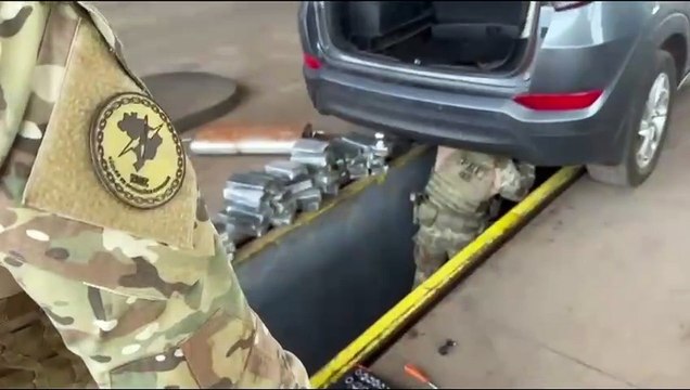PRF apreende grande quantidade de drogas em fundos falsos de veículos na BR-277, em Cascavel