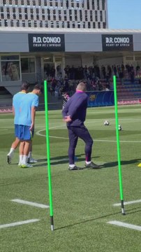 Flick quiere hacer un caño a Pedri y lo que sucede se hace viral en redes