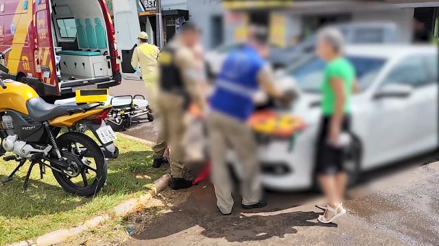 Motociclista fica grudada no capô após colisão na Avenida Rocha Pombo
