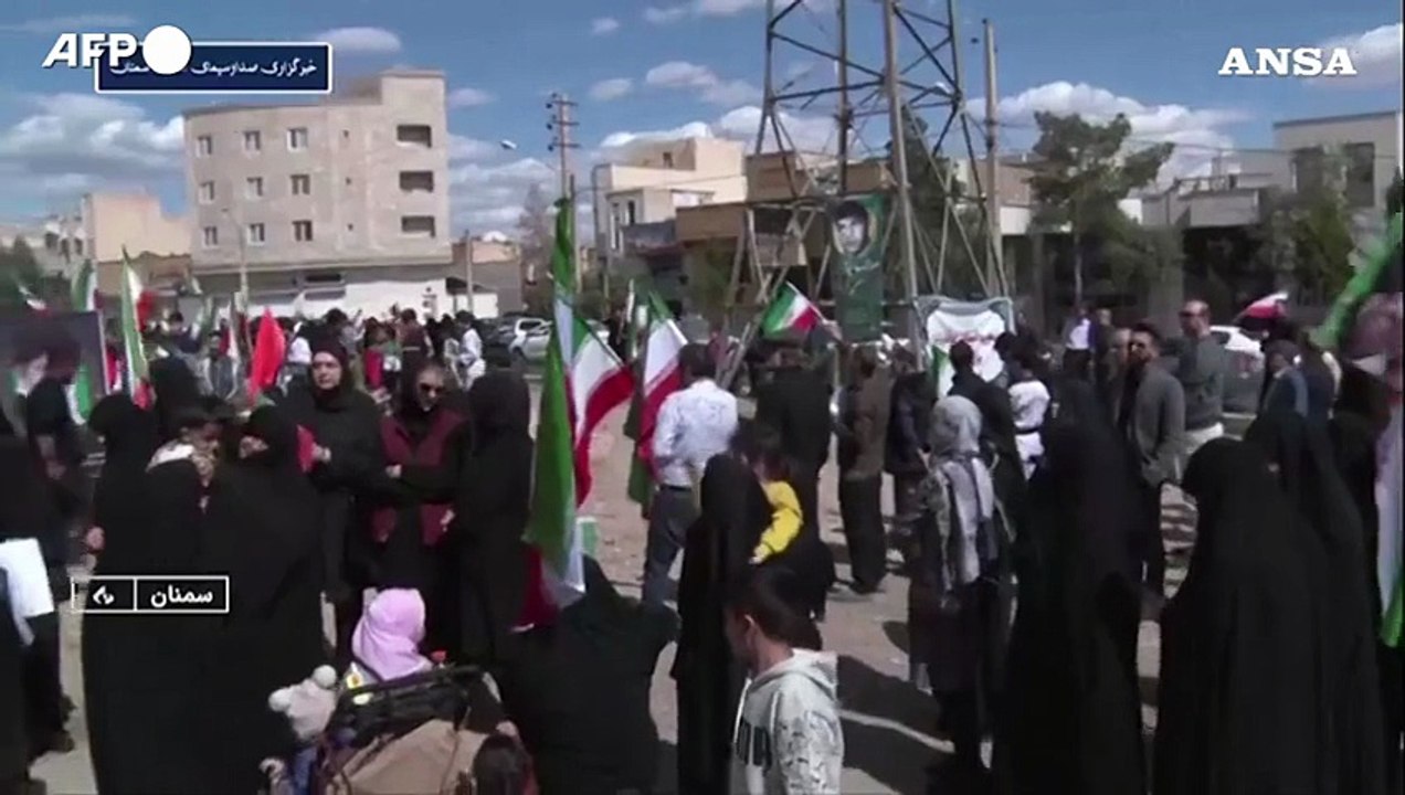 Una catena umana di civili iraniani intorno alla centrale di Semnan