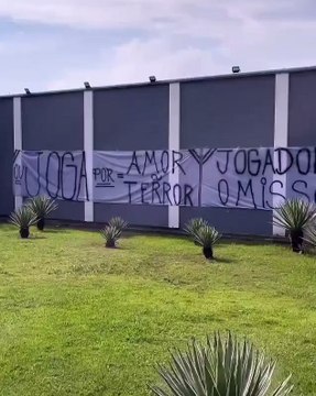 Maior torcida do Corinthians faz novos protestos no CT e direciona críticas a jogadores titulares; confira
