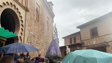 La lluvia acorta el recorrido de la Virgen de la Salud