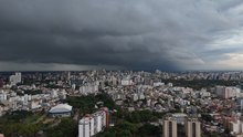 Tempo muda em Porto Alegre e alertas indicam risco de tempestade no RS