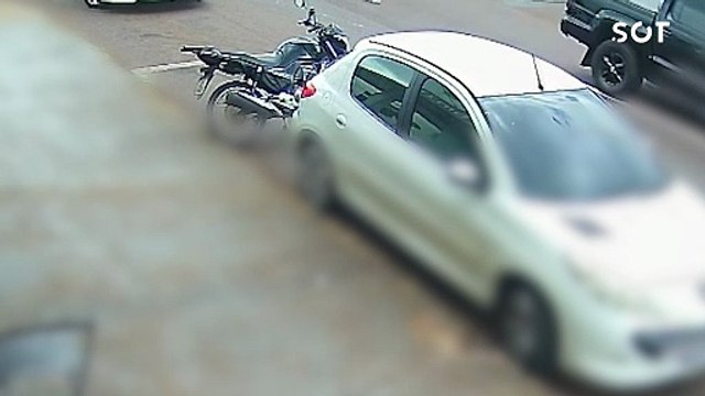 Motociclista é arremessada sobre carro após colisão com Civic na Avenida Rocha Pombo em Cascavel