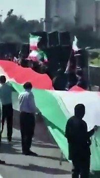 Cadenas humanas protegen puentes y centrales eléctricas en Irán.