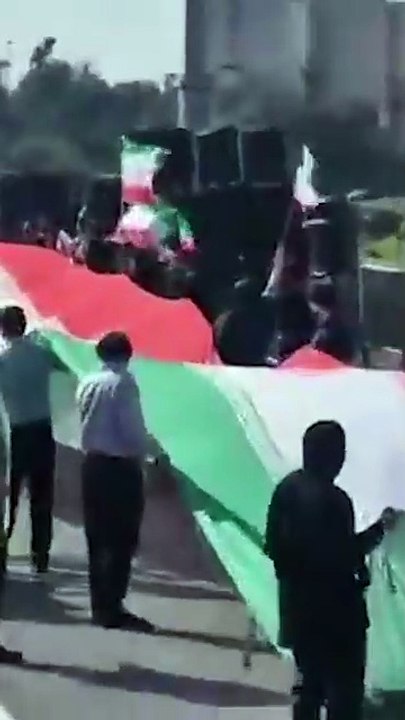 "Cadenas humanas" protegen puentes y centrales eléctricas en Irán.