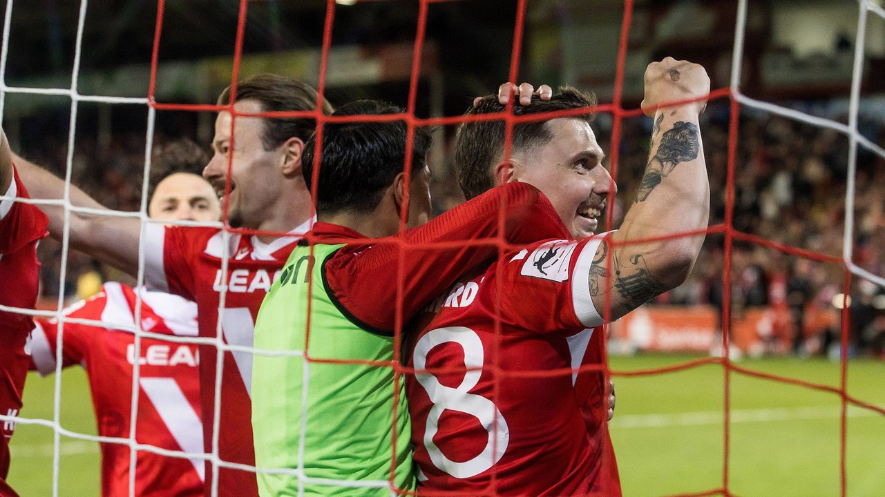 Kopf, rechts und links: Engelhardts Dreierpack lässt Cottbus jubeln