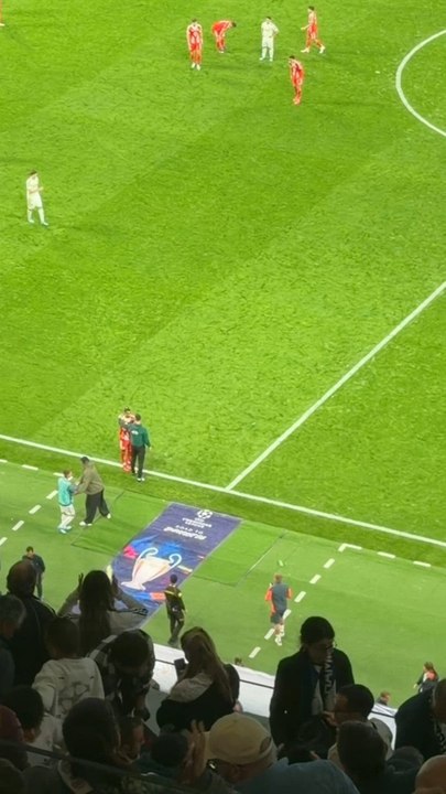 El saludo entre Arbeloa y Kompany tras el Real Madrid - Bayern Munich