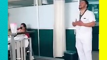 ¡HÉROES SIN CAPA! Enfermero le canta a su paciente y derrite las redes