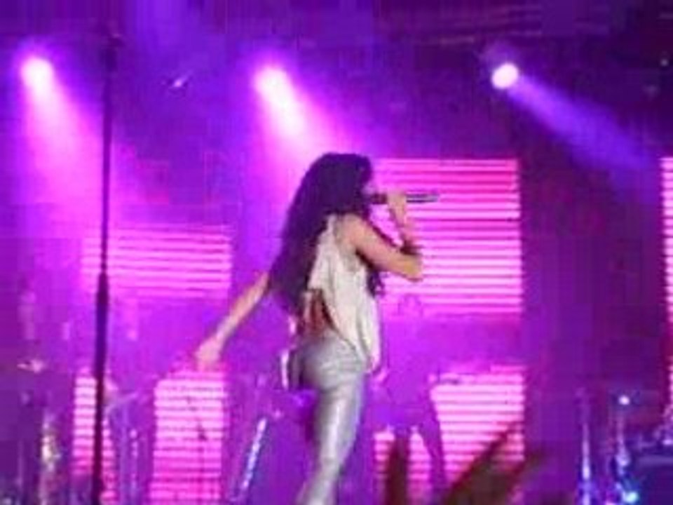 Jenifer concert Rennes, Perruque sur Comme un hic