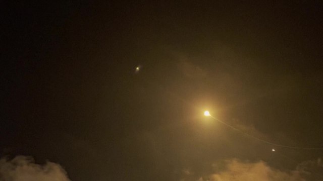 Missili iraniani intercettati sopra Gerusalemme e la Cisgiordania: il momento in cui vengono fatti detonare