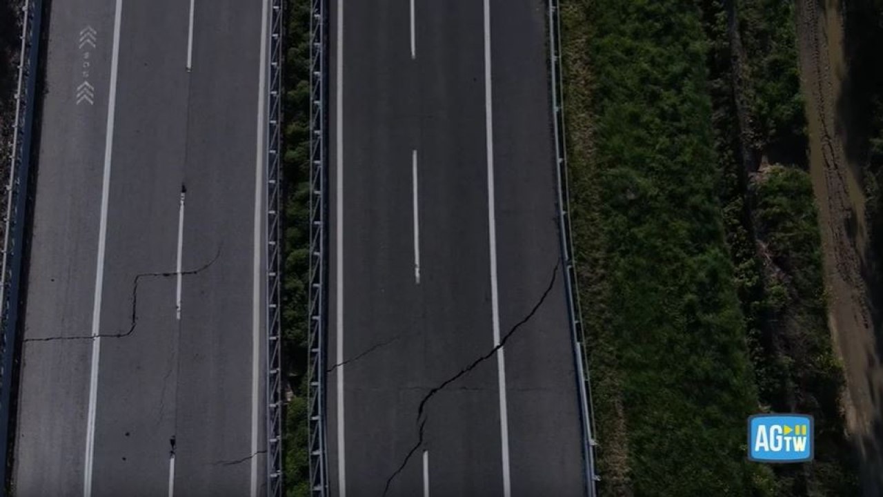 L'Italia divisa in due dalla frana in Molise: chiusa l'autostrada e la linea ferroviaria. Le immagini dal drone