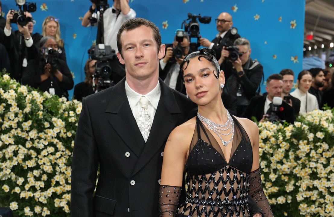 Dua Lipa ve Callum Turner 'samimi bir düğün planlıyor'